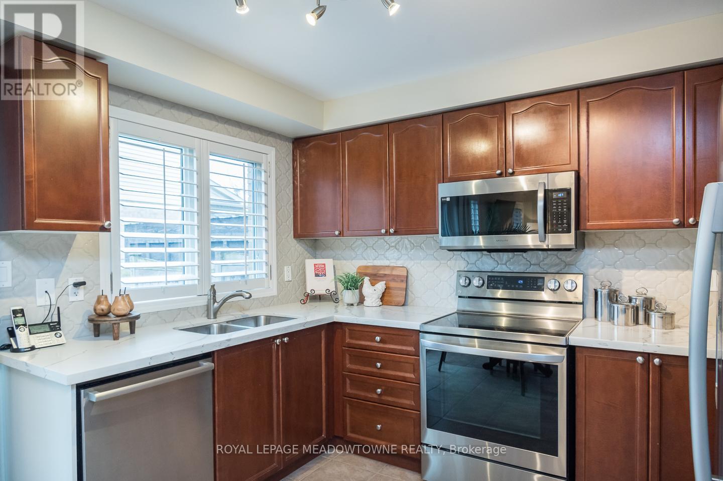 292 Mcdougall Cross, Milton, Ontario  L9T 0N6 - Photo 13 - W12982330