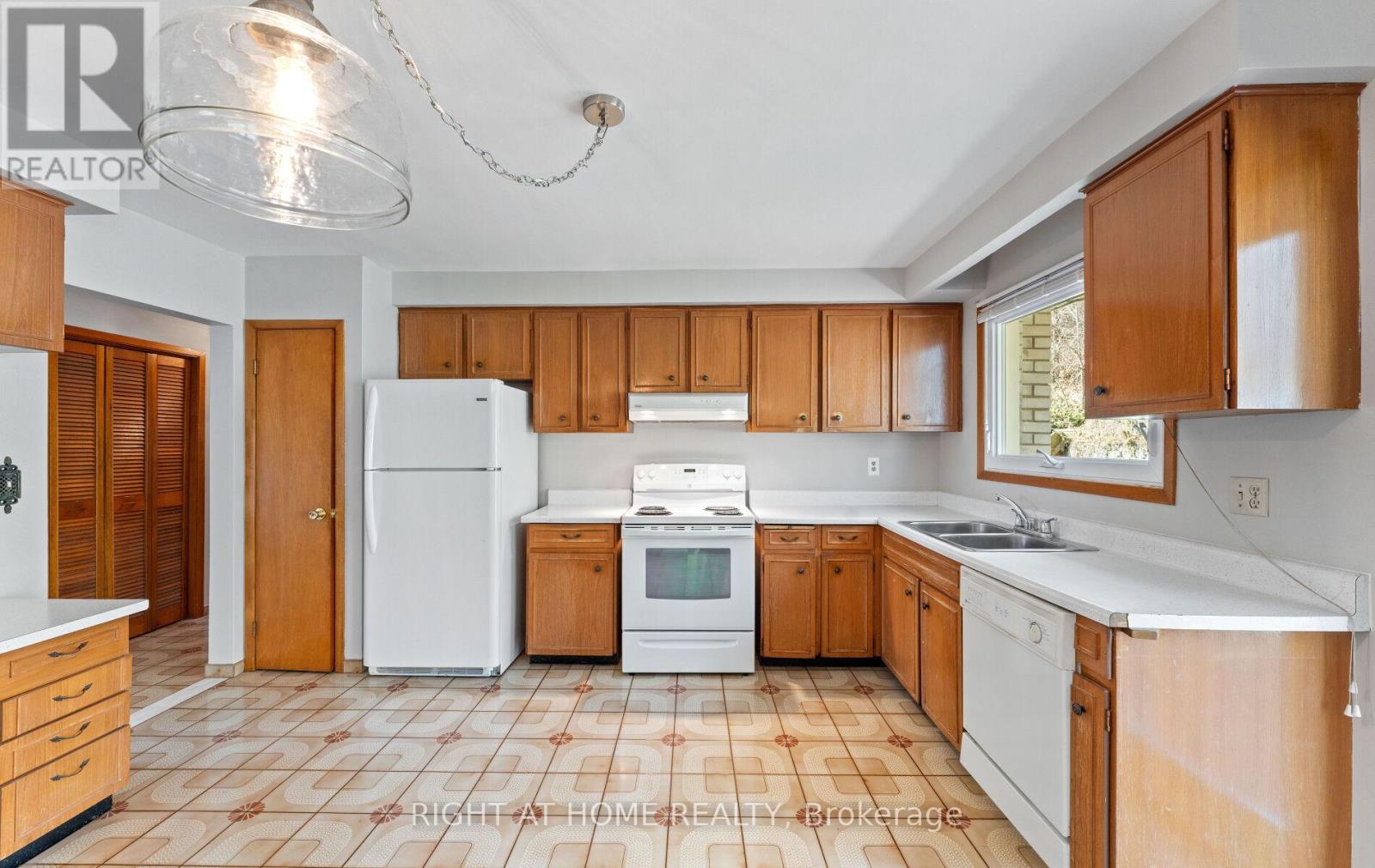 41 Knoll Drive, Toronto, Ontario  M9A 4G9 - Photo 15 - W12982344