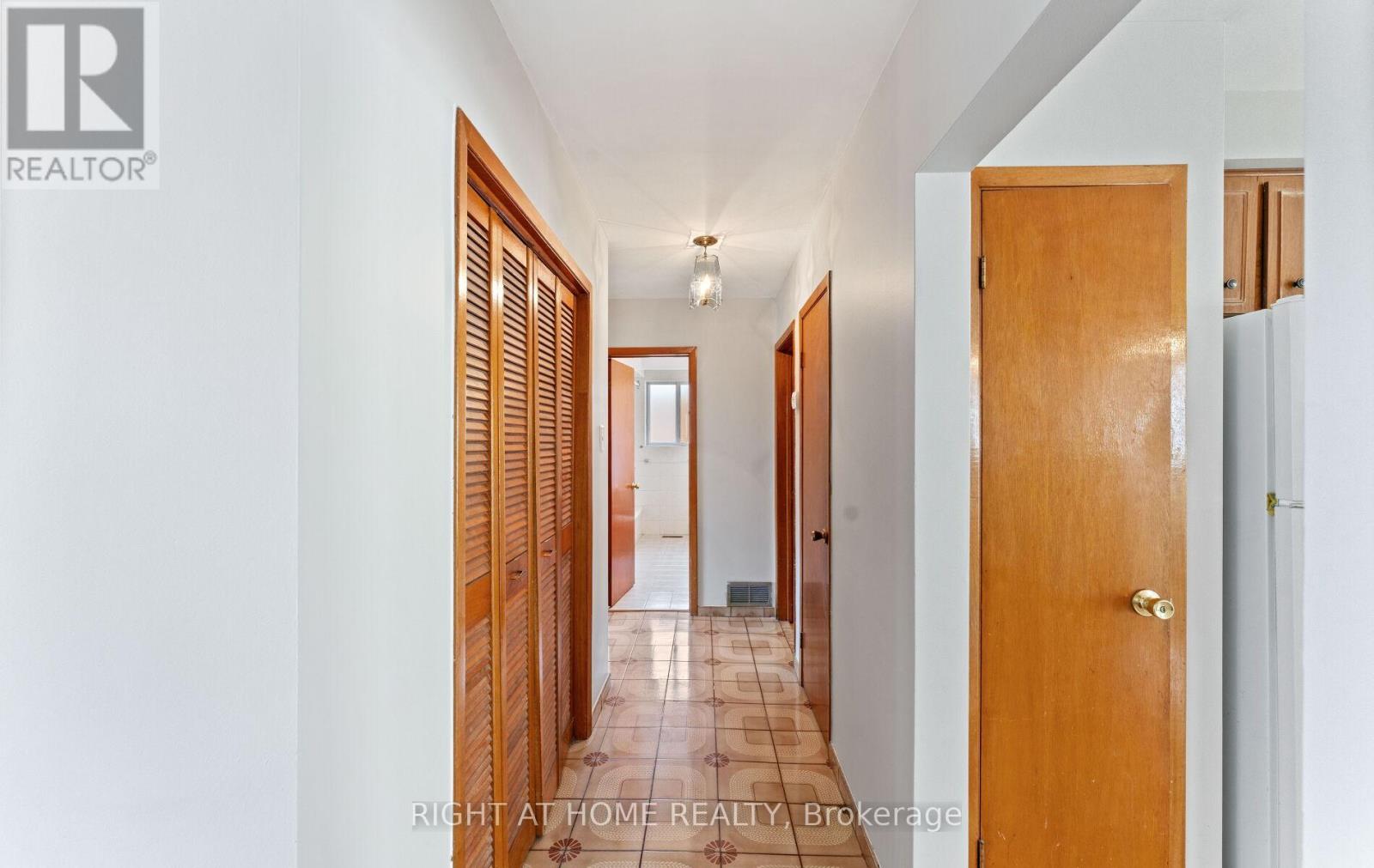 41 Knoll Drive, Toronto, Ontario  M9A 4G9 - Photo 18 - W12982344