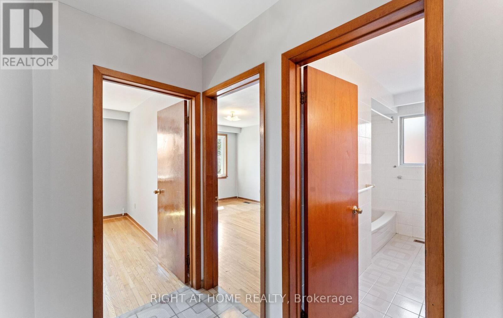 41 Knoll Drive, Toronto, Ontario  M9A 4G9 - Photo 19 - W12982344