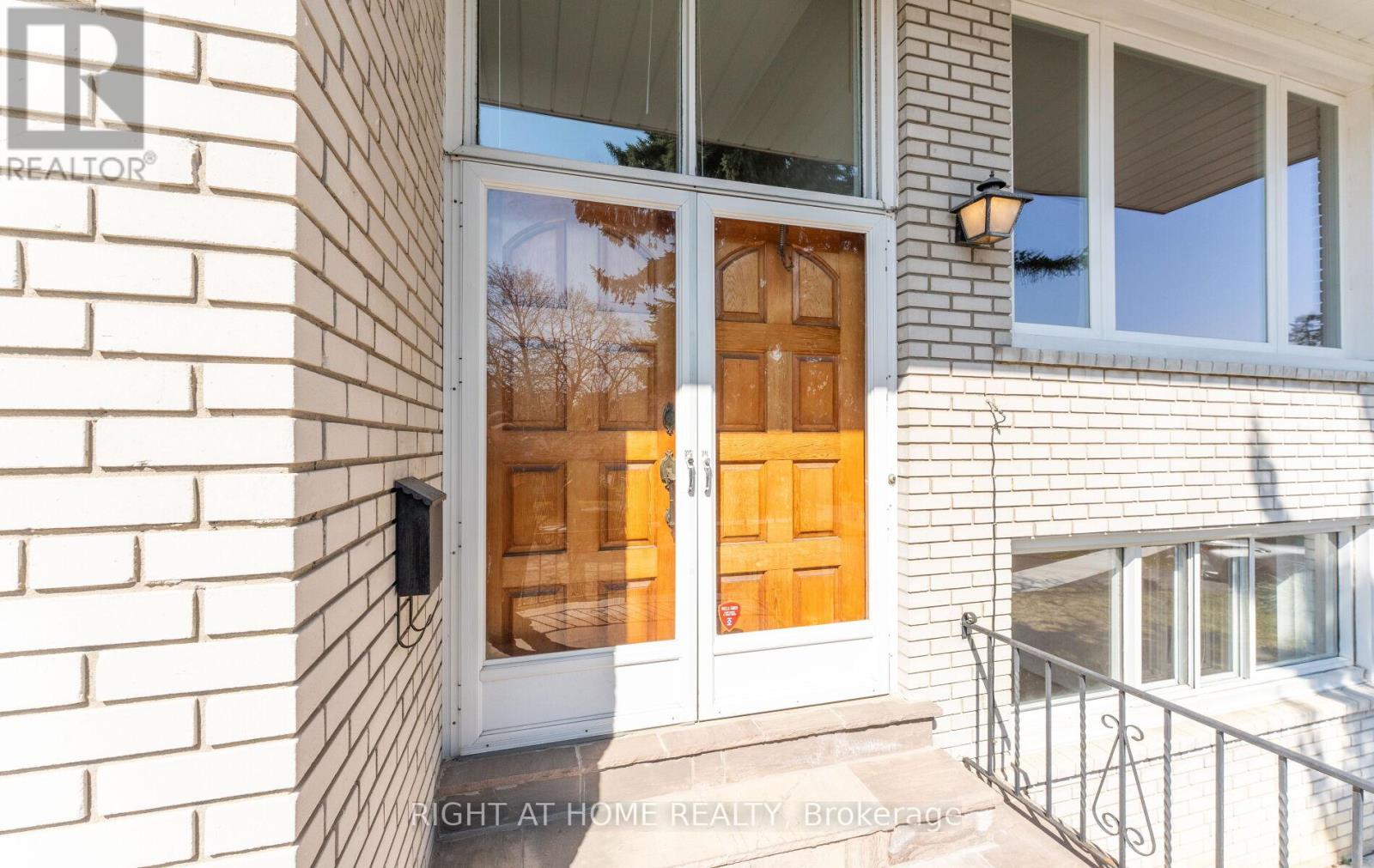 41 Knoll Drive, Toronto, Ontario  M9A 4G9 - Photo 3 - W12982344