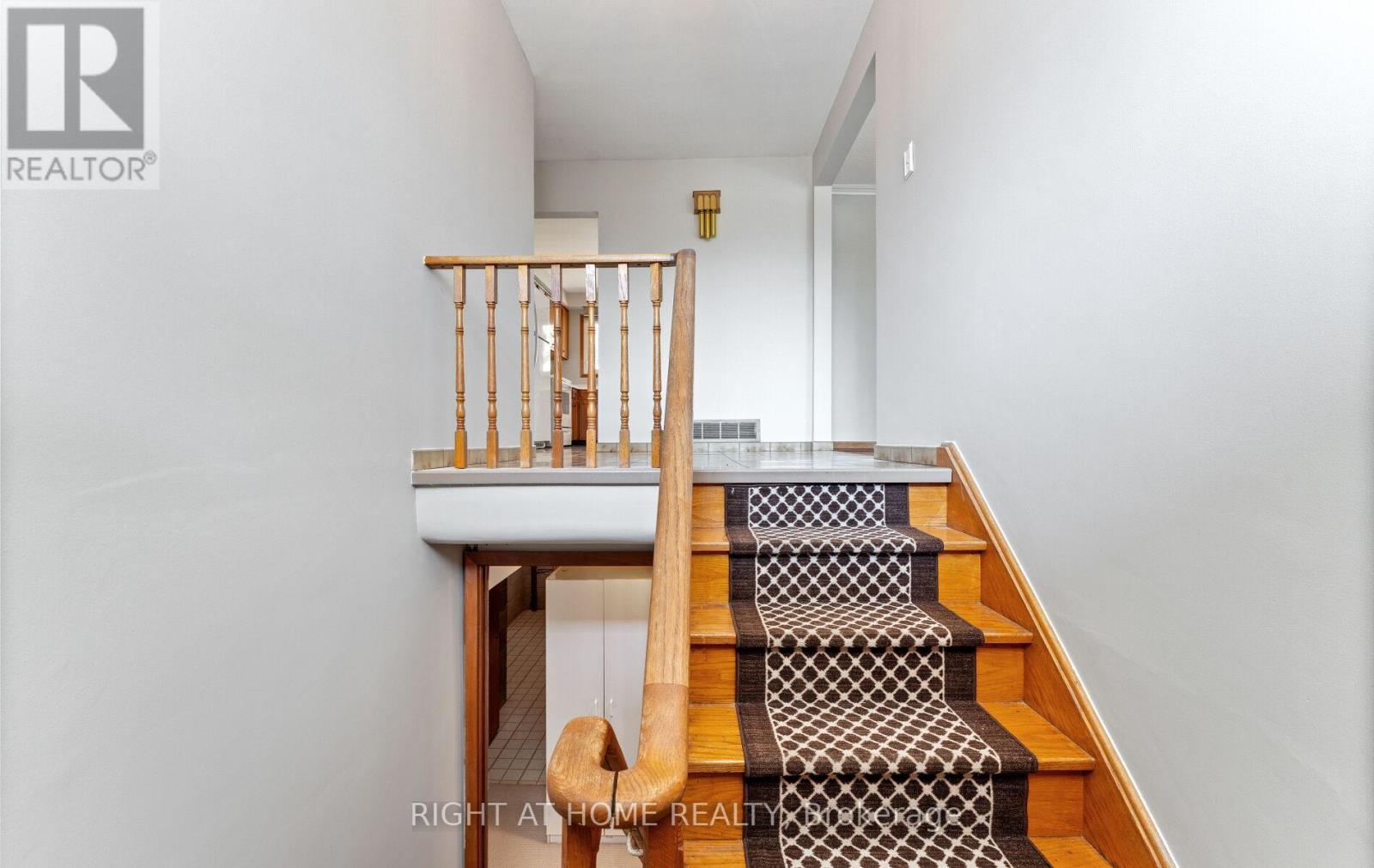 41 Knoll Drive, Toronto, Ontario  M9A 4G9 - Photo 4 - W12982344