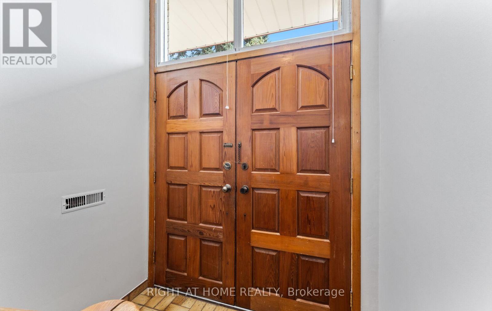 41 Knoll Drive, Toronto, Ontario  M9A 4G9 - Photo 5 - W12982344