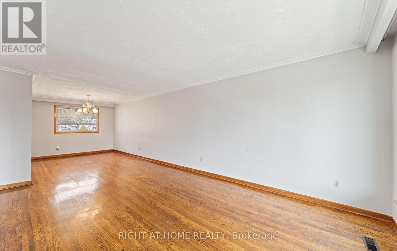 41 Knoll Drive, Toronto, Ontario  M9A 4G9 - Photo 9 - W12982344