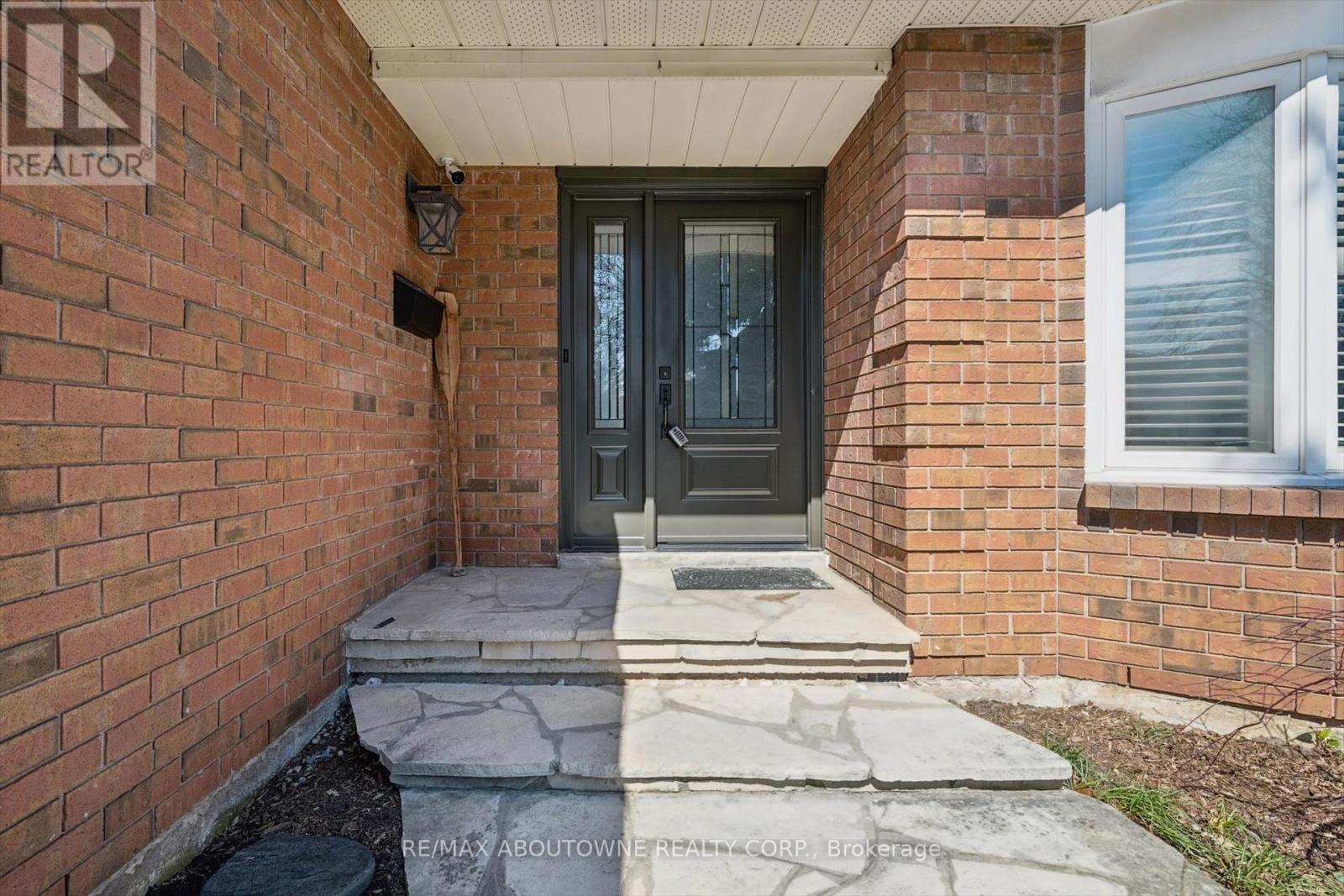 2421 Hargood Place, Mississauga, Ontario  L5M 3G6 - Photo 4 - W12982346