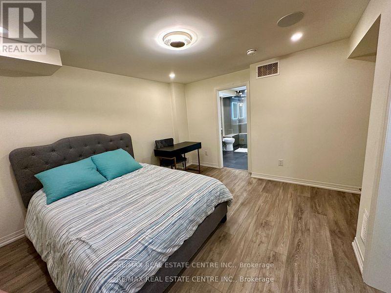 271 Sixteen Mile Drive, Oakville, Ontario  L6M 0V8 - Photo 14 - W12982434