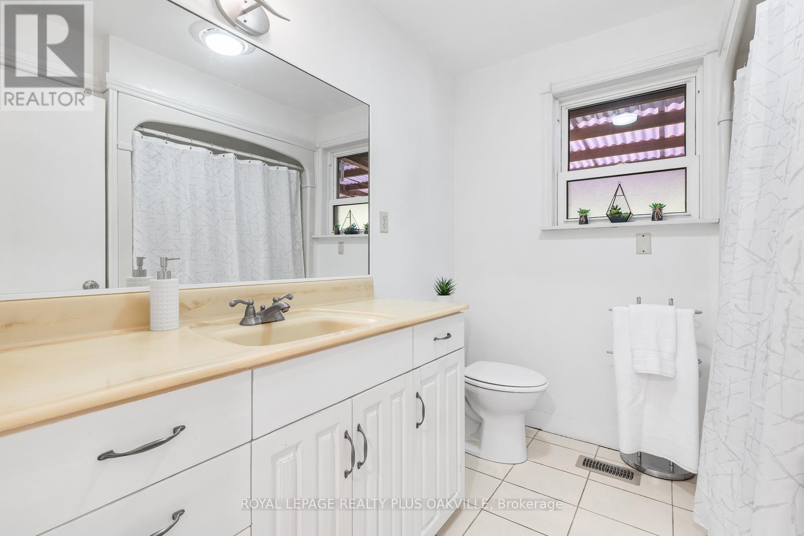 467 Anthony Drive, Oakville, Ontario  L6J 2K6 - Photo 14 - W12982472