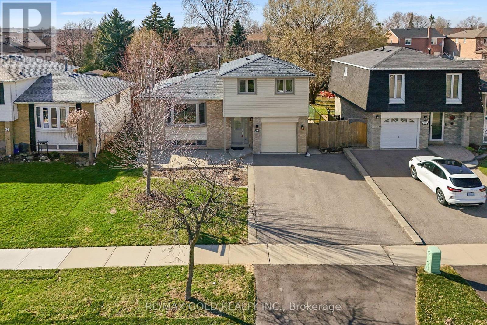 36 Greenmount Road, Brampton, Ontario  L6S 1L5 - Photo 5 - W12982490