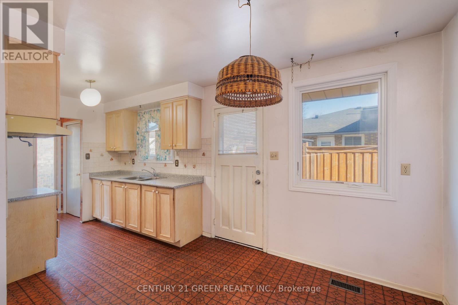 729 West 5th Street, Hamilton, Ontario  L9C 3R3 - Photo 14 - X12937976