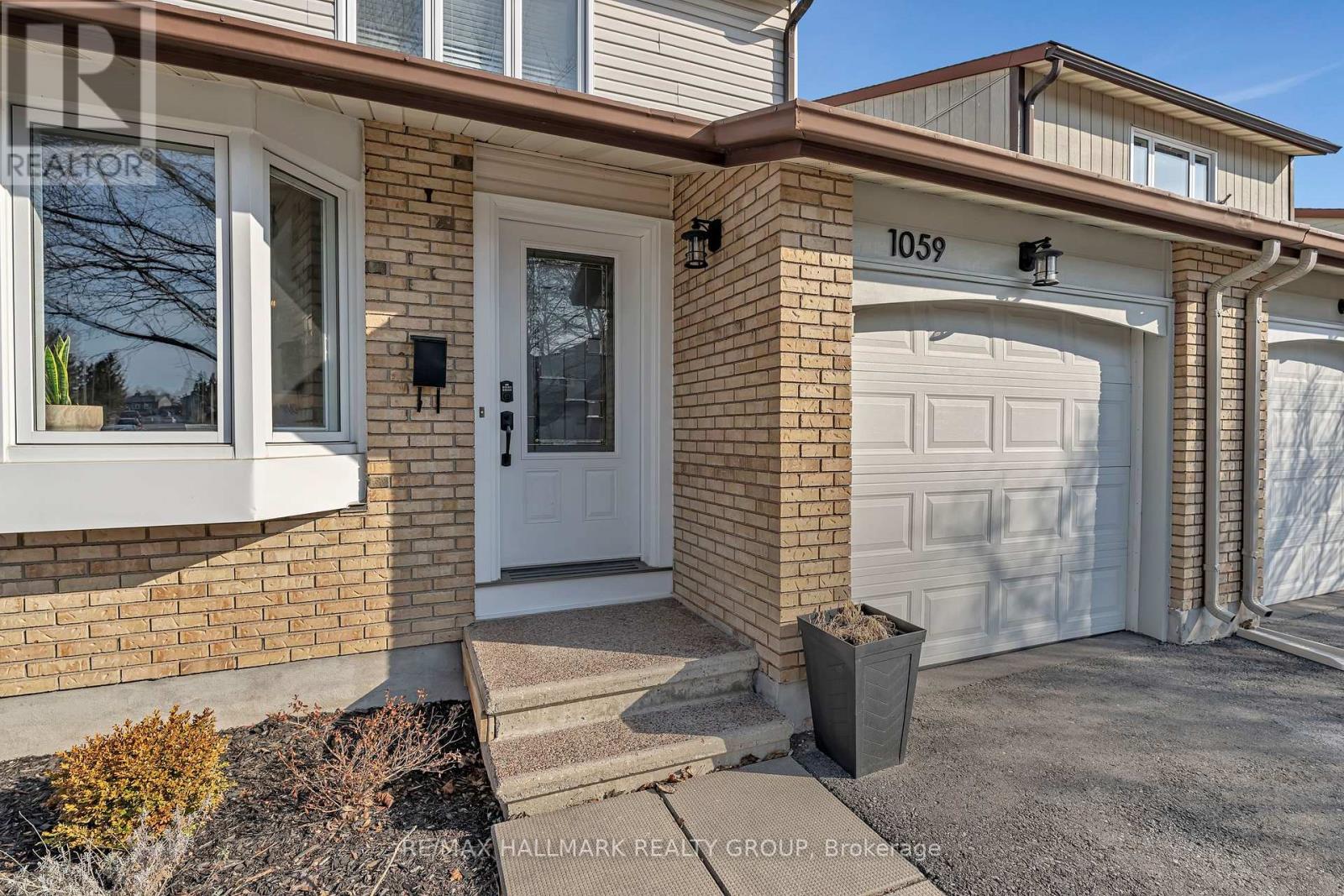 1059 Avignon Court, Ottawa, Ontario  K1C 2N4 - Photo 4 - X12982562