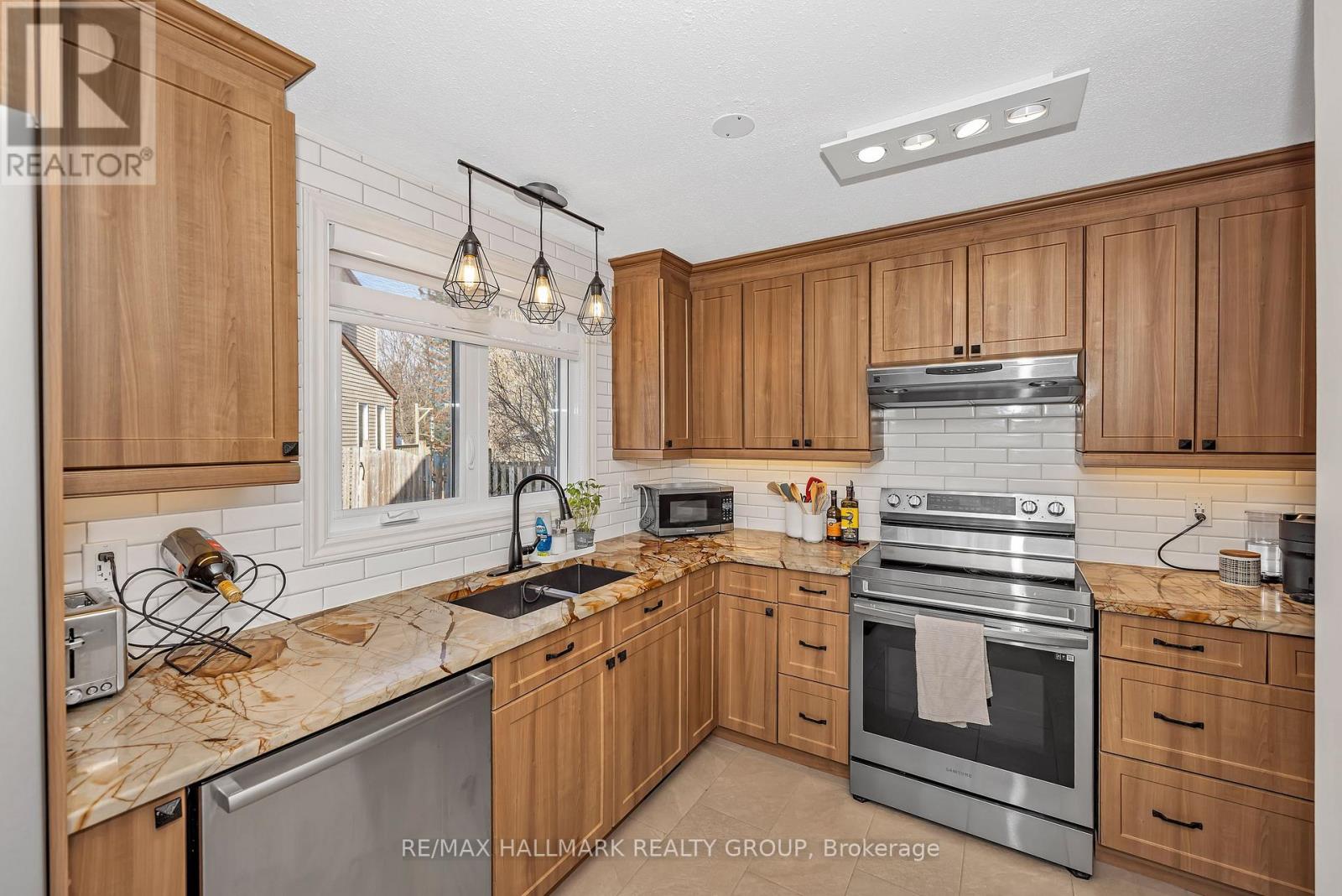 1059 Avignon Court, Ottawa, Ontario  K1C 2N4 - Photo 7 - X12982562