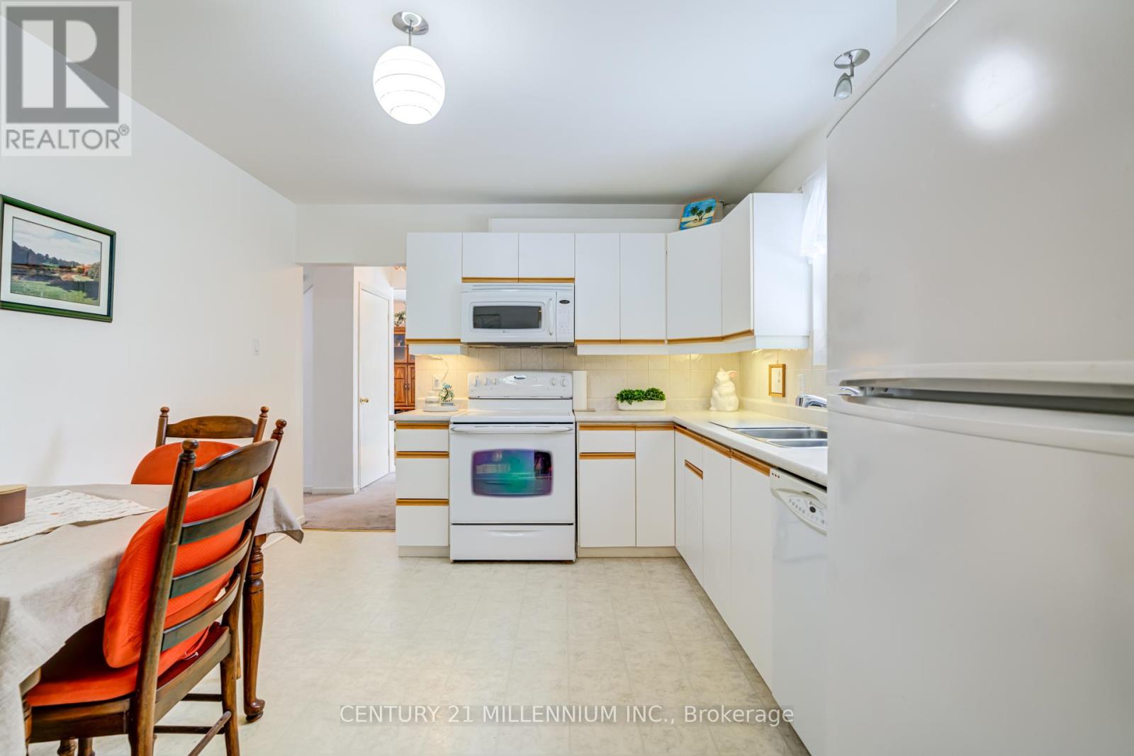 2 Durham Crescent, Brampton, Ontario  L6T 2X6 - Photo 9 - W12725370