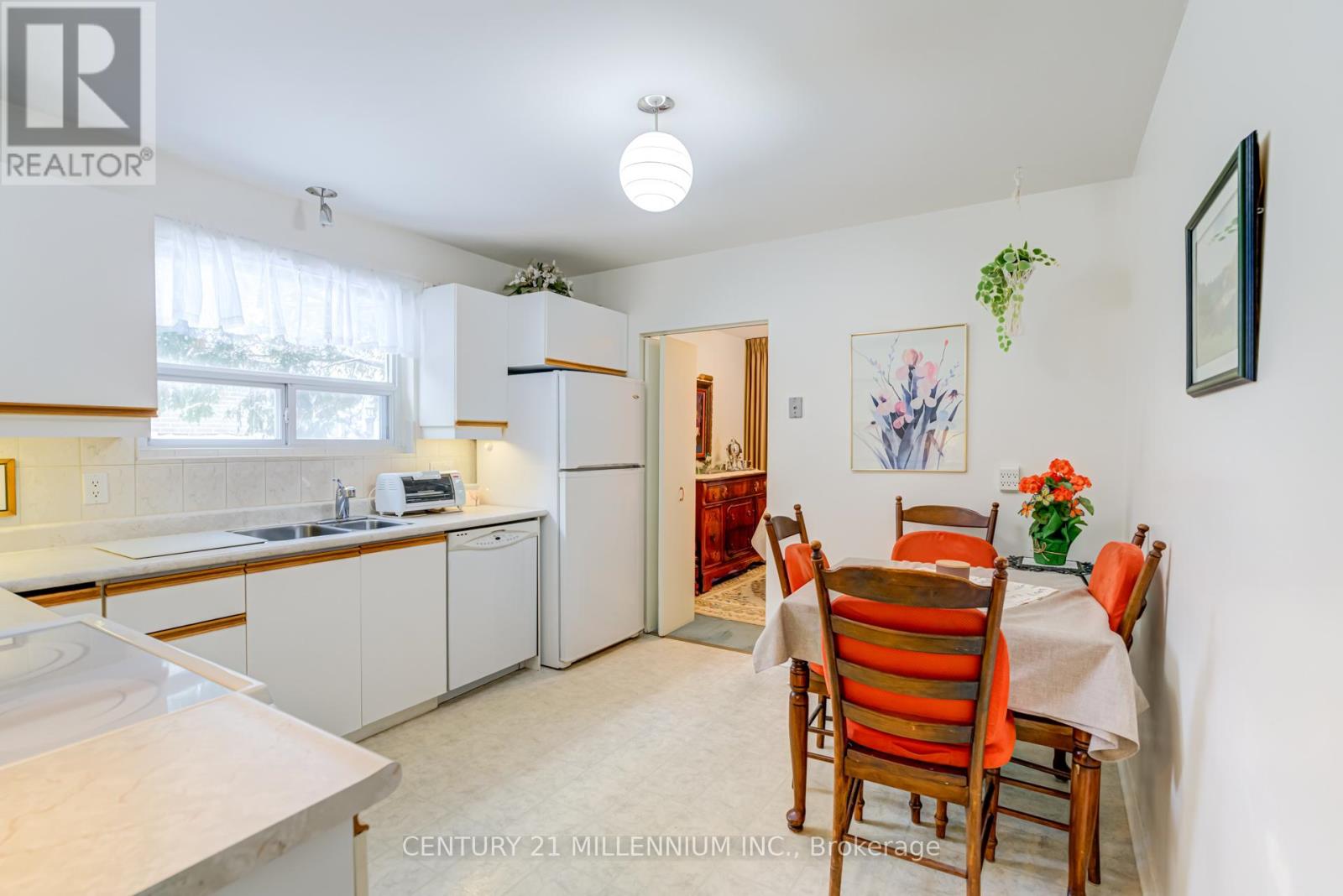 2 Durham Crescent, Brampton, Ontario  L6T 2X6 - Photo 11 - W12725370