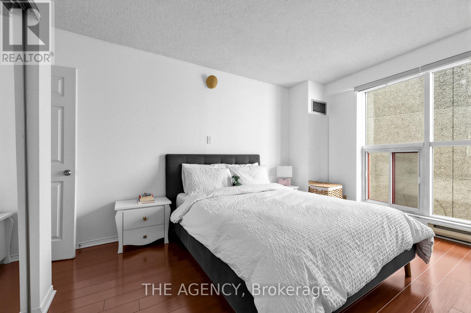 606 - 99 Harbour Square, Toronto, Ontario  M5J 2H2 - Photo 25 - C12982496