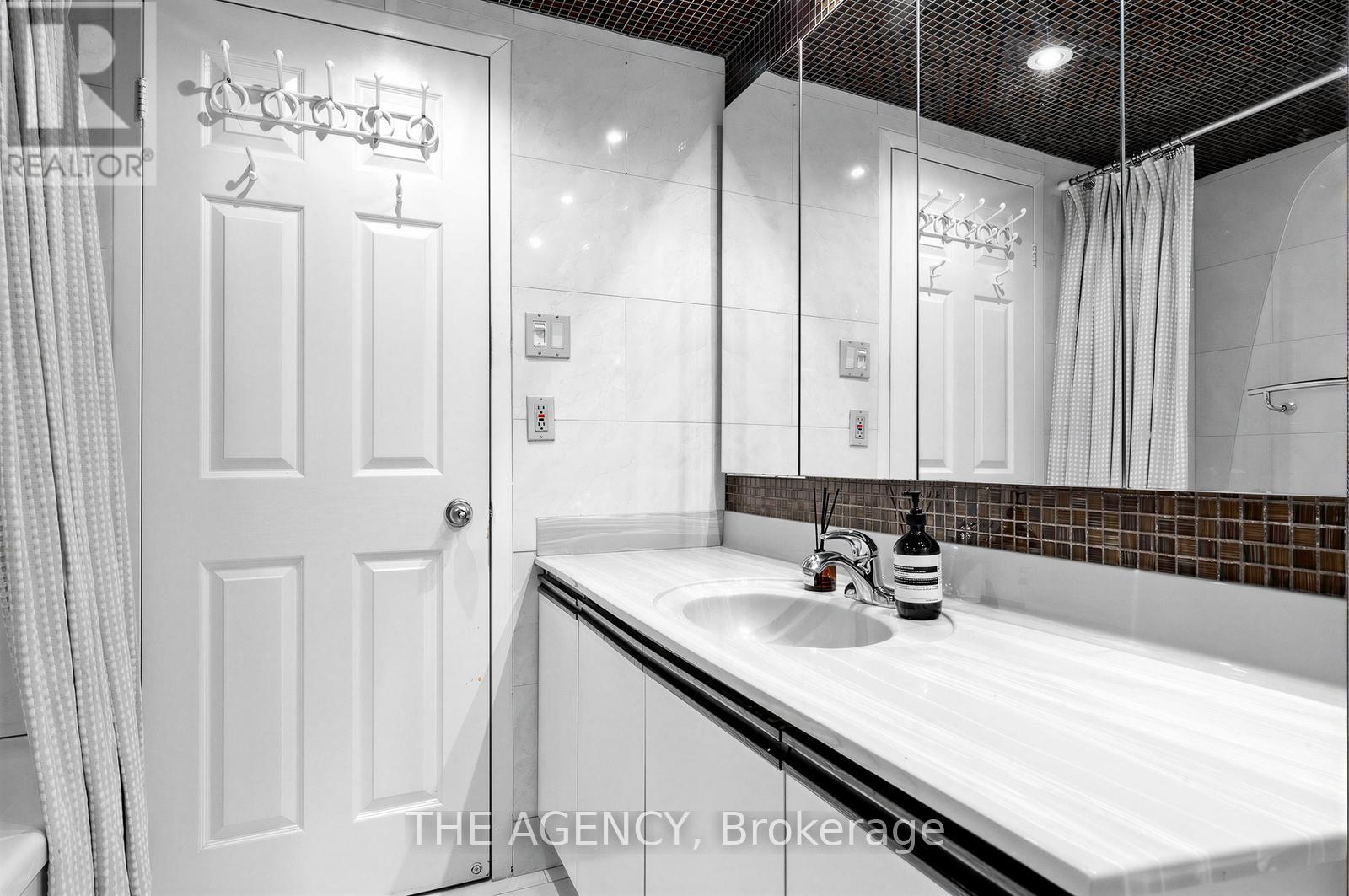 606 - 99 Harbour Square, Toronto, Ontario  M5J 2H2 - Photo 31 - C12982496