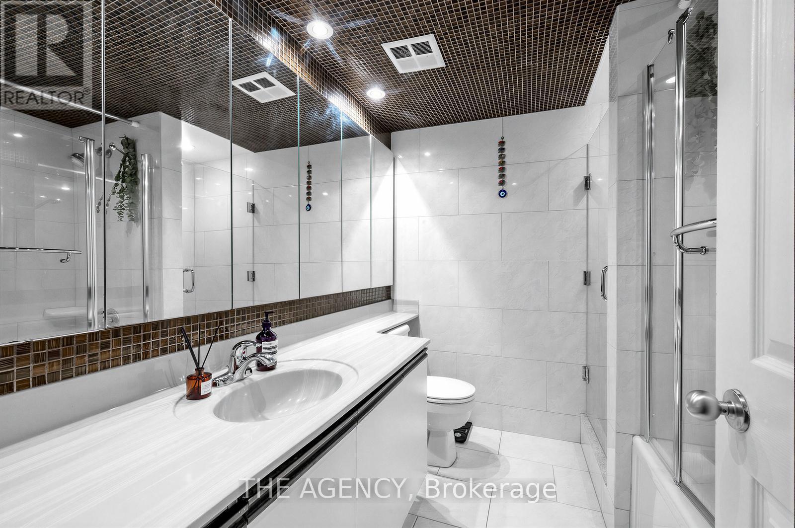 606 - 99 Harbour Square, Toronto, Ontario  M5J 2H2 - Photo 32 - C12982496