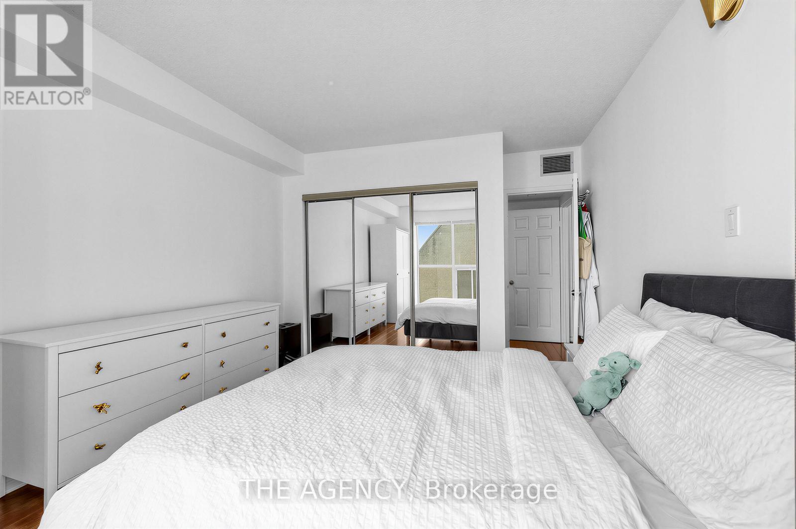 606 - 99 Harbour Square, Toronto, Ontario  M5J 2H2 - Photo 34 - C12982496