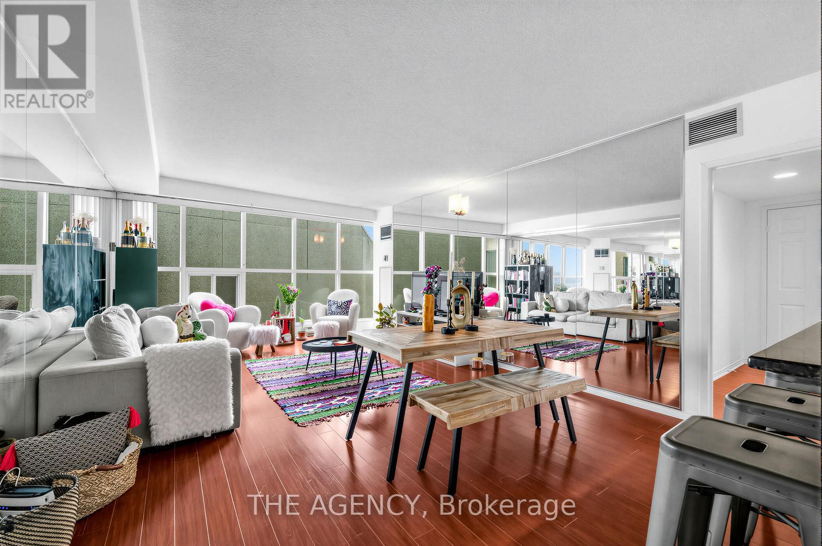 606 - 99 Harbour Square, Toronto, Ontario  M5J 2H2 - Photo 4 - C12982496