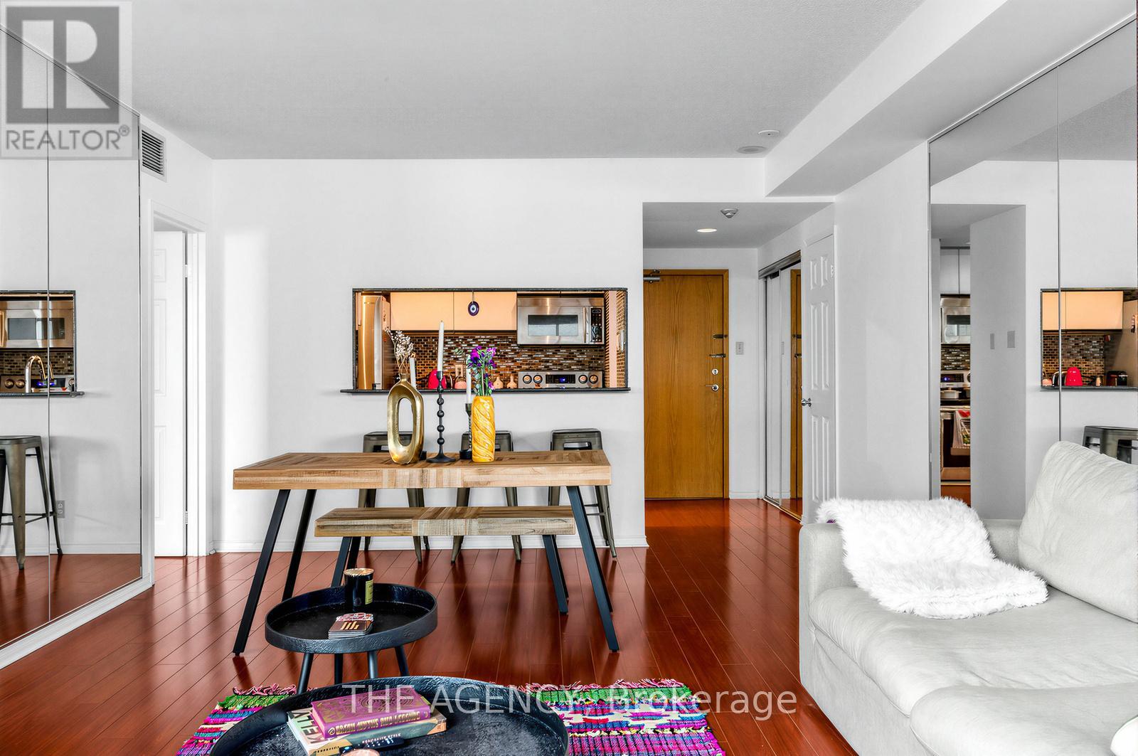 606 - 99 Harbour Square, Toronto, Ontario  M5J 2H2 - Photo 8 - C12982496