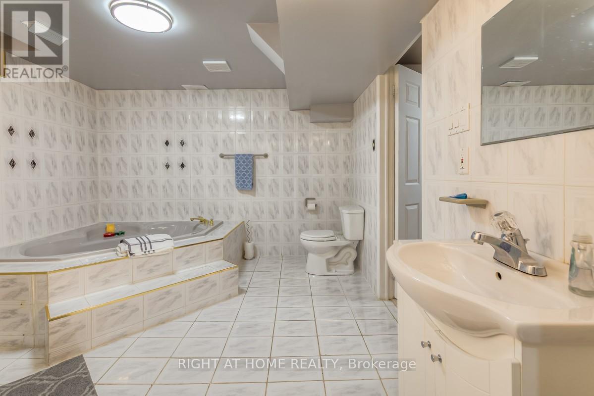 160 Carrington Drive, Richmond Hill, Ontario  L4C 7Y8 - Photo 34 - N12982518