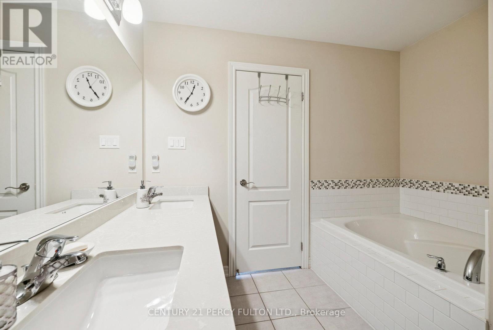 2 Prosser Crescent, Georgina, Ontario  L0E 1R0 - Photo 24 - N12982592