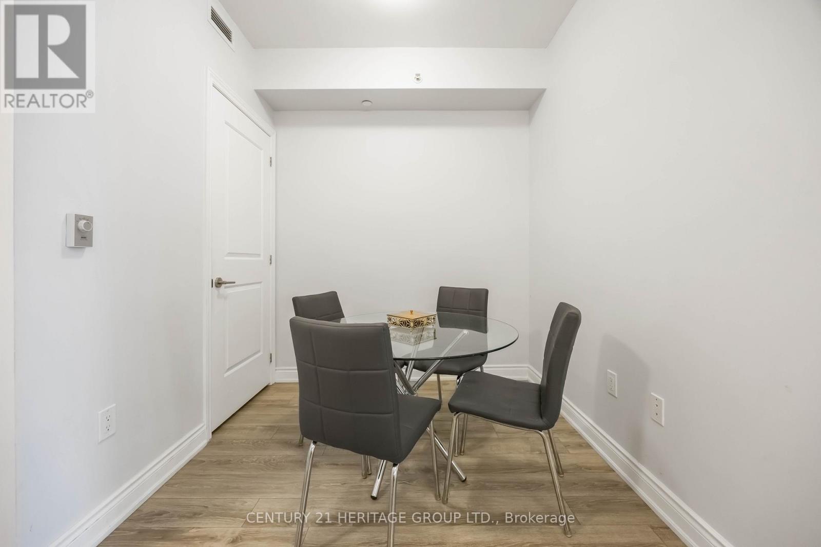 201 - 9618 Yonge Street, Richmond Hill, Ontario  L4C 0X5 - Photo 10 - N12982632