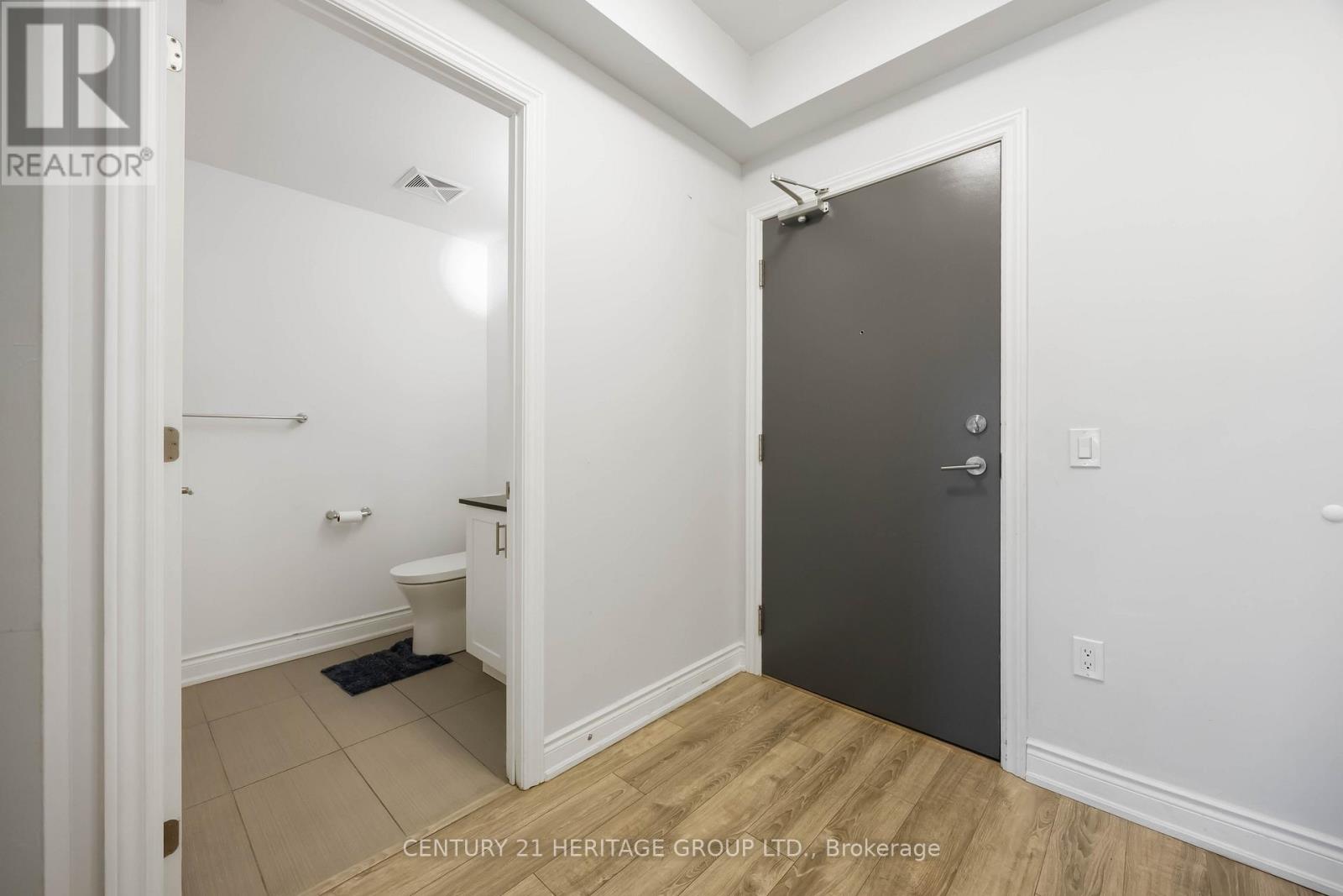 201 - 9618 Yonge Street, Richmond Hill, Ontario  L4C 0X5 - Photo 7 - N12982632