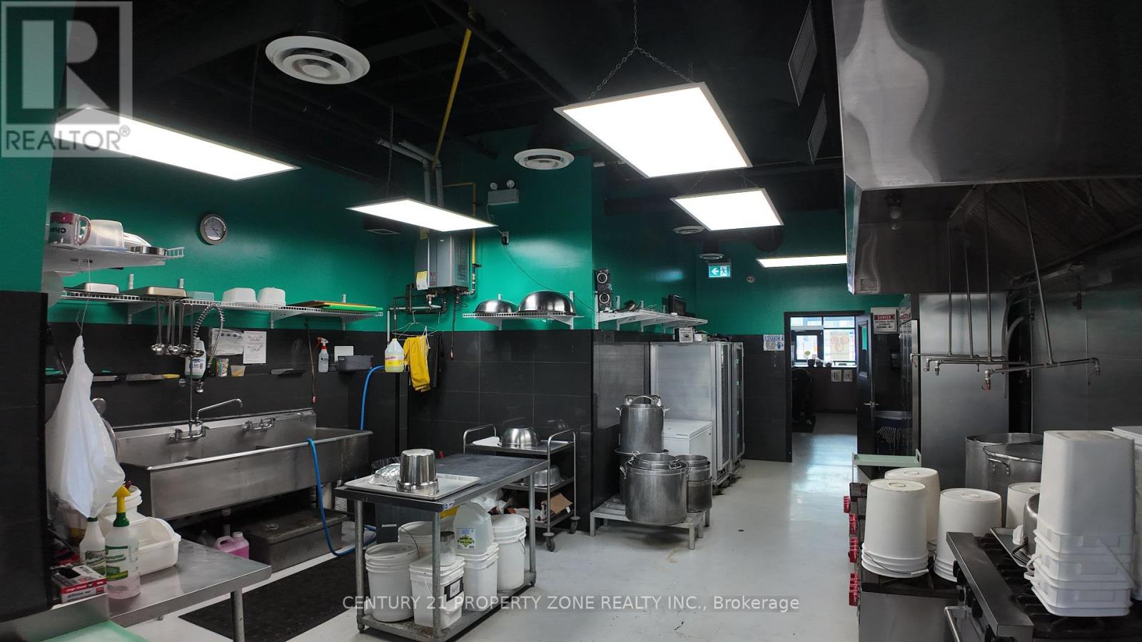 F - 3300 Dufferin Street, Toronto (Yorkdale-Glen Park), Ontario  M6A 2T5 - Photo 2 - W12941294