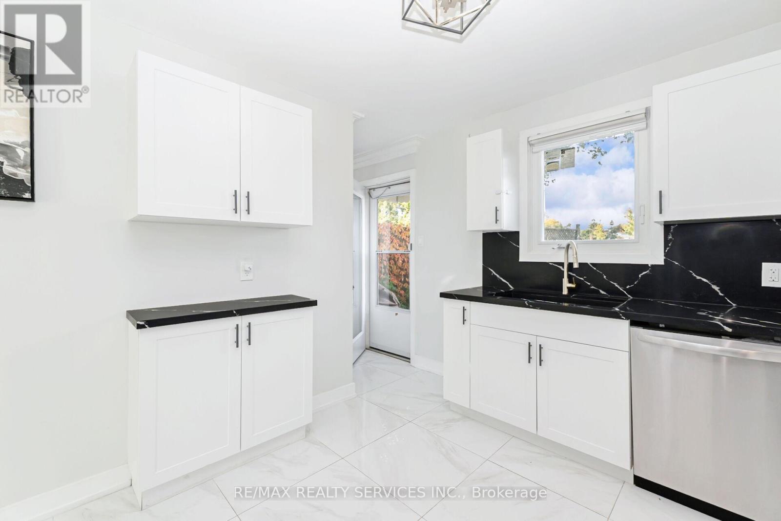 31 Huntingwood Crescent, Brampton, Ontario  L6S 1S5 - Photo 15 - W12982548