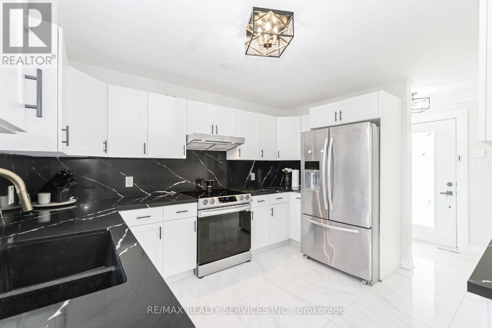 31 Huntingwood Crescent, Brampton, Ontario  L6S 1S5 - Photo 19 - W12982548