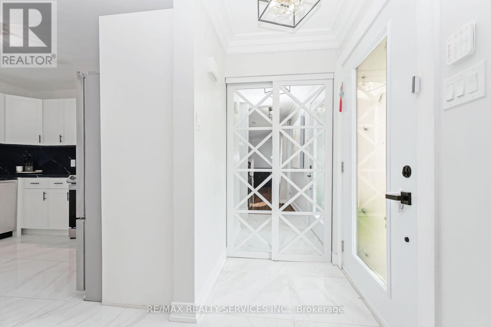 31 Huntingwood Crescent, Brampton, Ontario  L6S 1S5 - Photo 8 - W12982548