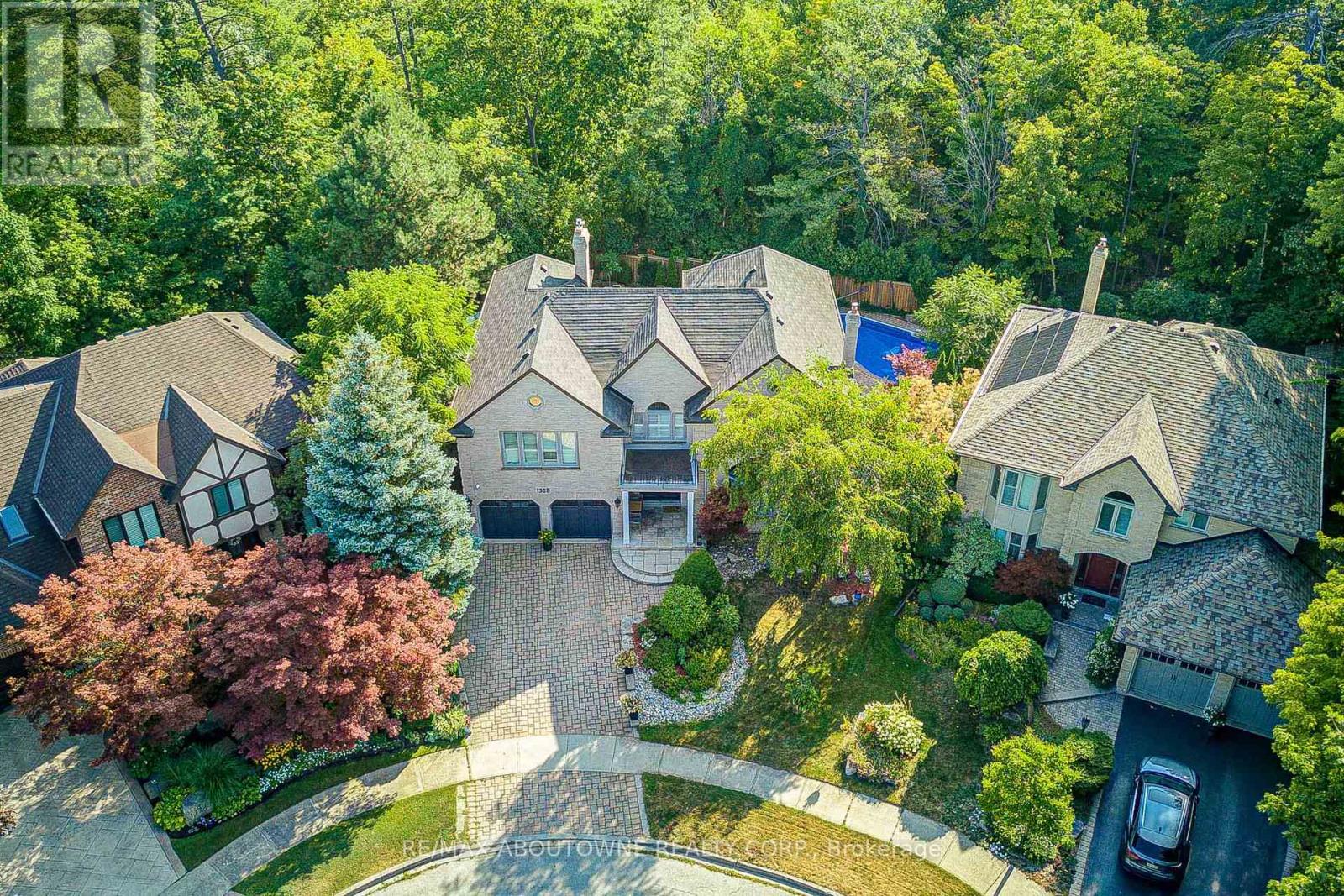 1328 King Henry Court, Oakville, Ontario  L6M 2Y6 - Photo 2 - W12982572