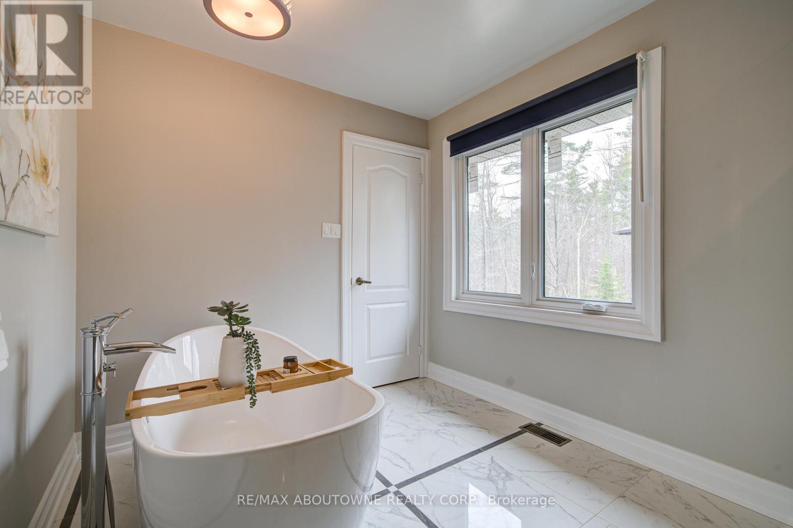 1328 King Henry Court, Oakville, Ontario  L6M 2Y6 - Photo 32 - W12982572