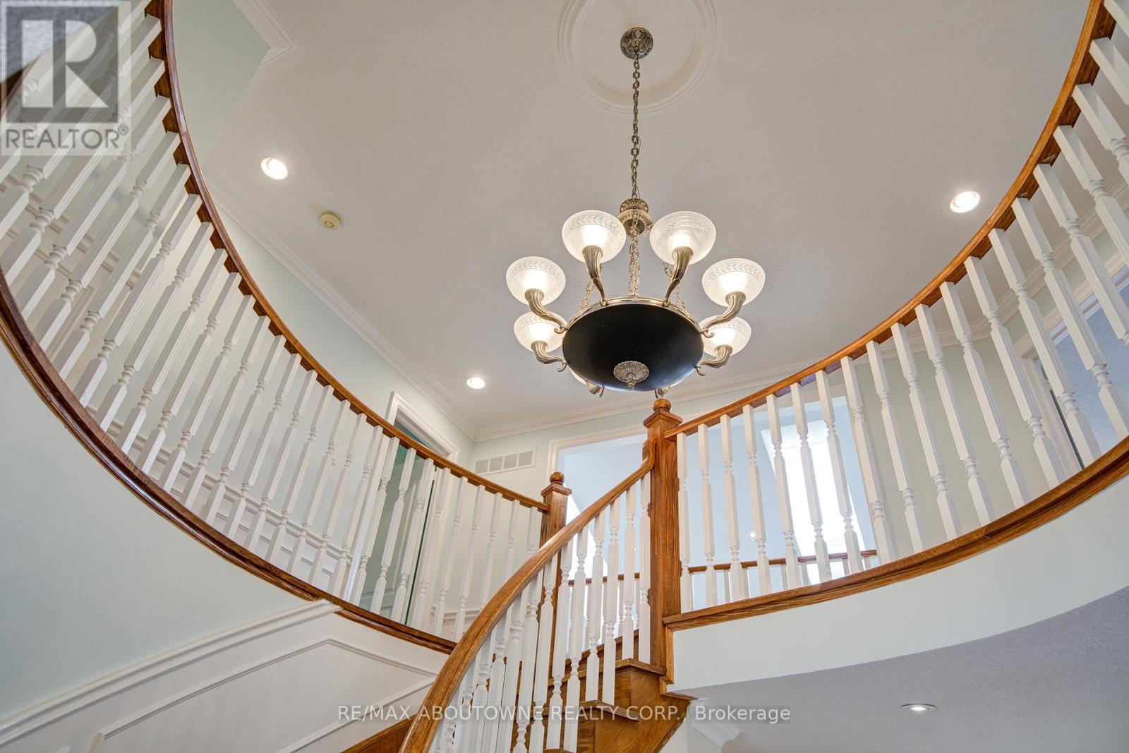 1328 King Henry Court, Oakville, Ontario  L6M 2Y6 - Photo 6 - W12982572