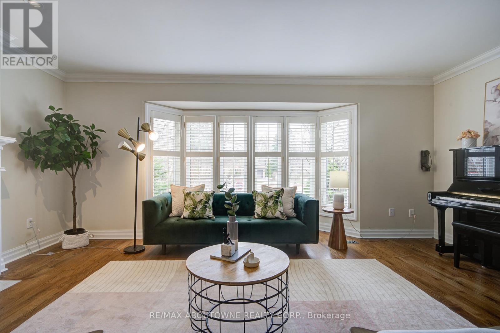 1328 King Henry Court, Oakville, Ontario  L6M 2Y6 - Photo 9 - W12982572