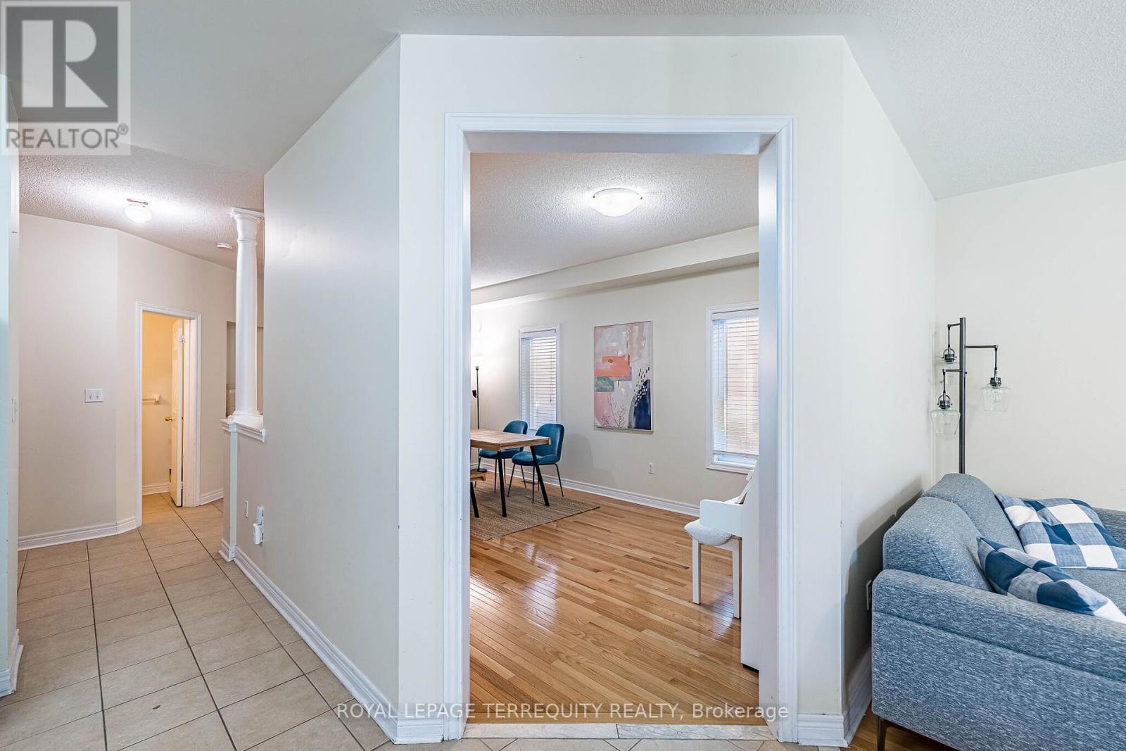 3926 Candlelight Drive, Mississauga, Ontario  L5M 8B3 - Photo 12 - W12982650