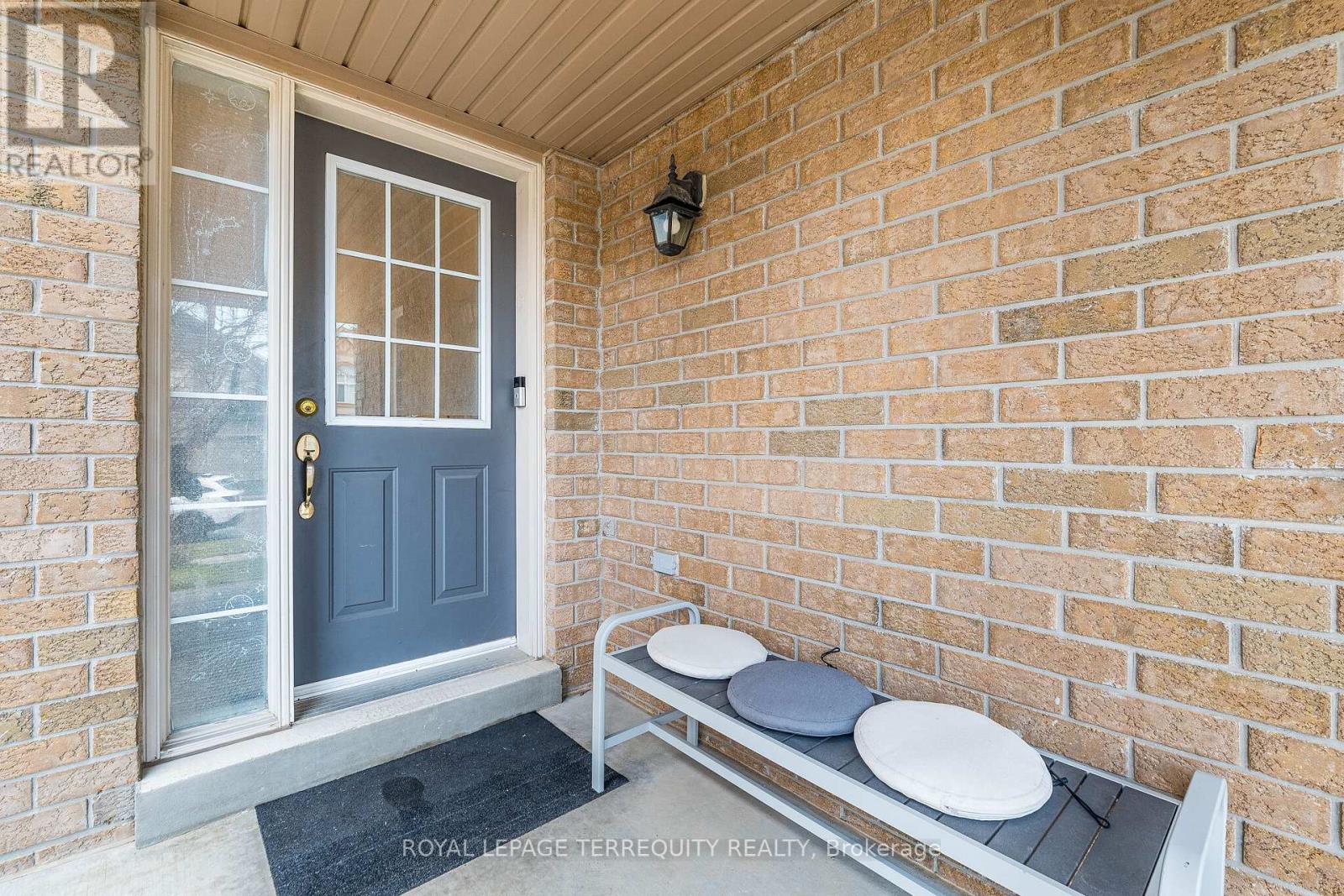 3926 Candlelight Drive, Mississauga, Ontario  L5M 8B3 - Photo 4 - W12982650