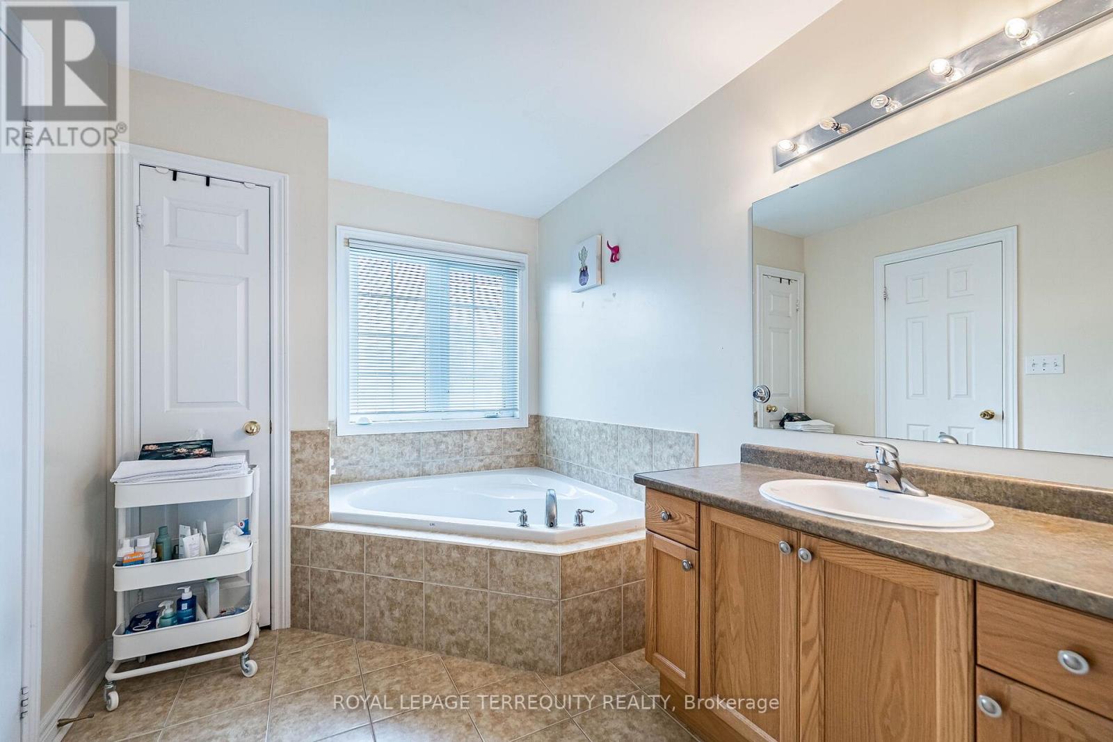 3926 Candlelight Drive, Mississauga, Ontario  L5M 8B3 - Photo 42 - W12982650