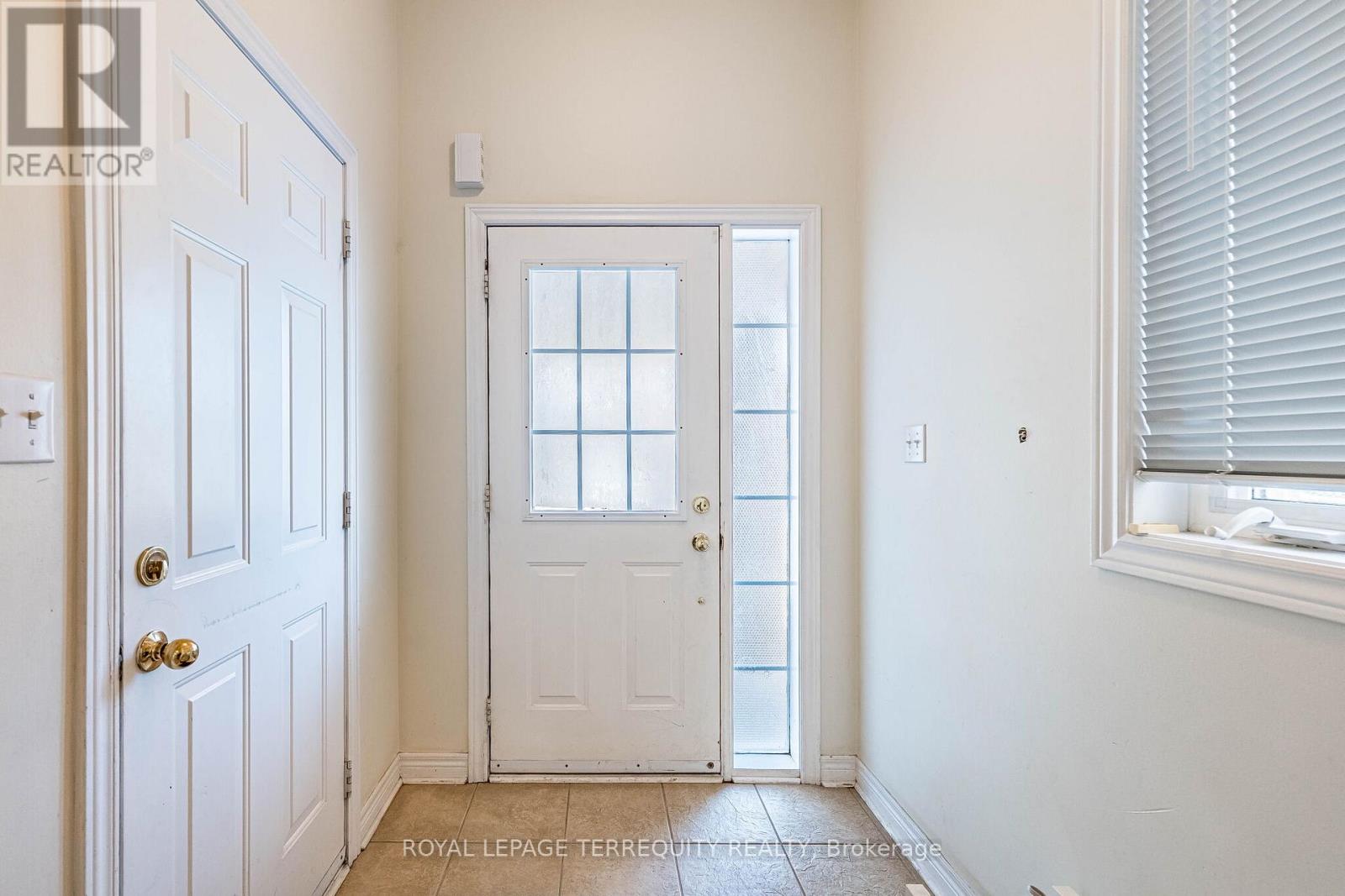 3926 Candlelight Drive, Mississauga, Ontario  L5M 8B3 - Photo 6 - W12982650