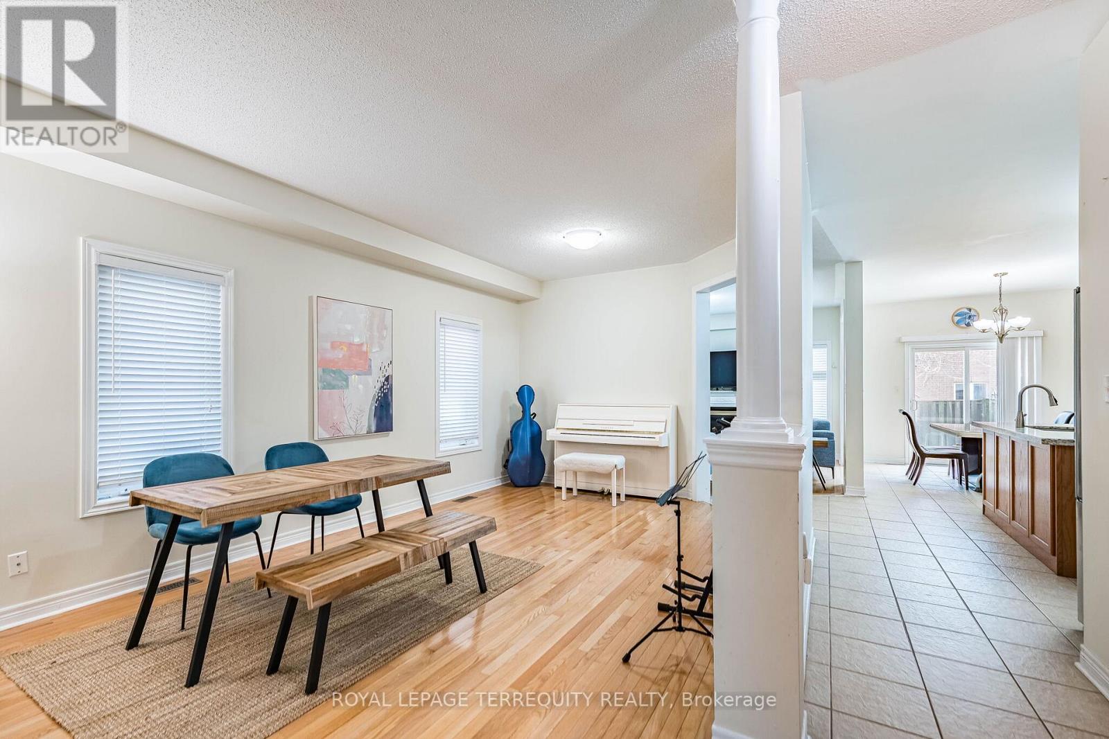 3926 Candlelight Drive, Mississauga, Ontario  L5M 8B3 - Photo 9 - W12982650