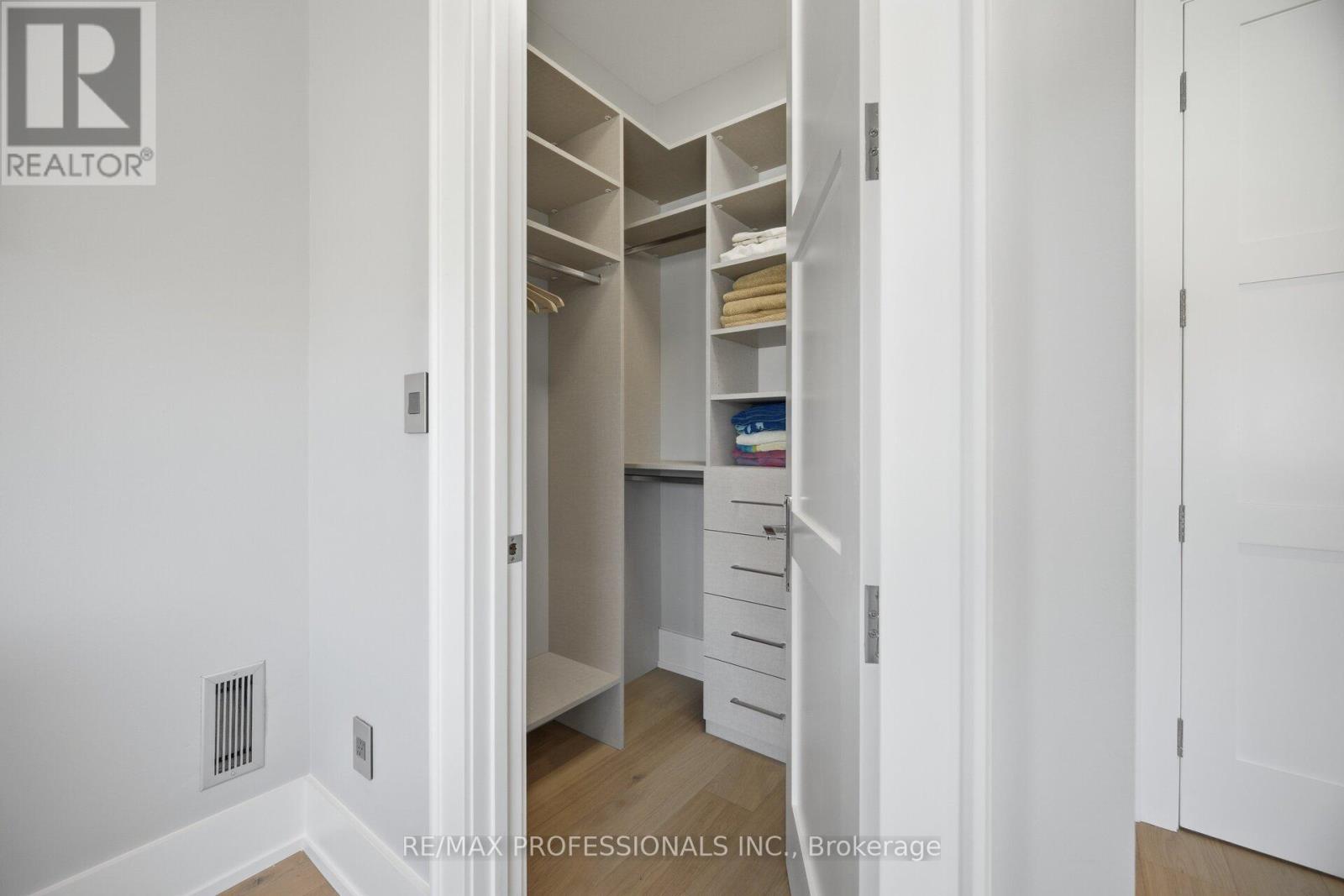 466 The Kingsway, Toronto, Ontario  M9A 3W4 - Photo 30 - W12982662