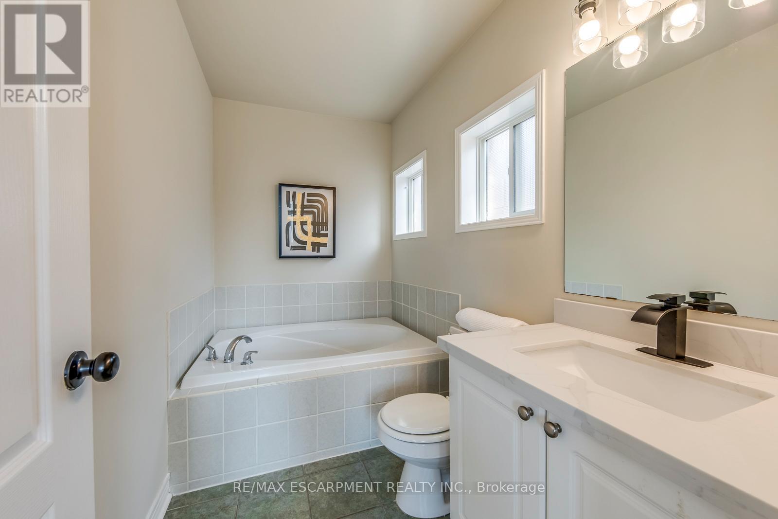 5811 Page Crescent, Burlington, Ontario  L7L 7N9 - Photo 37 - W12982682