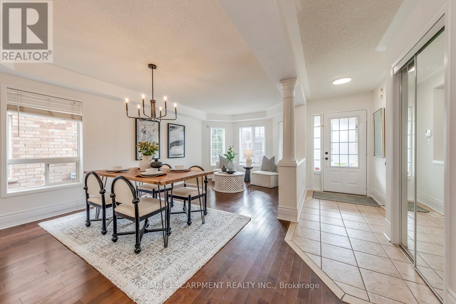 5811 Page Crescent, Burlington, Ontario  L7L 7N9 - Photo 4 - W12982682