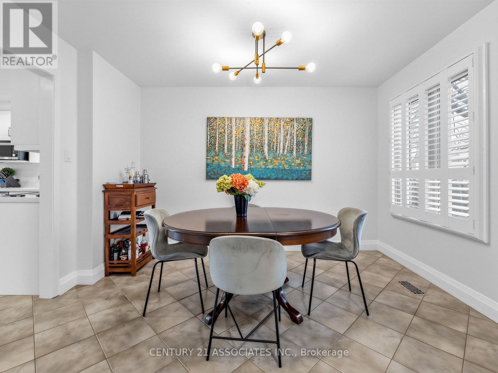 4049 Teakwood Drive, Mississauga (Creditview), Ontario  L5C 3L2 - Photo 7 - W12982730