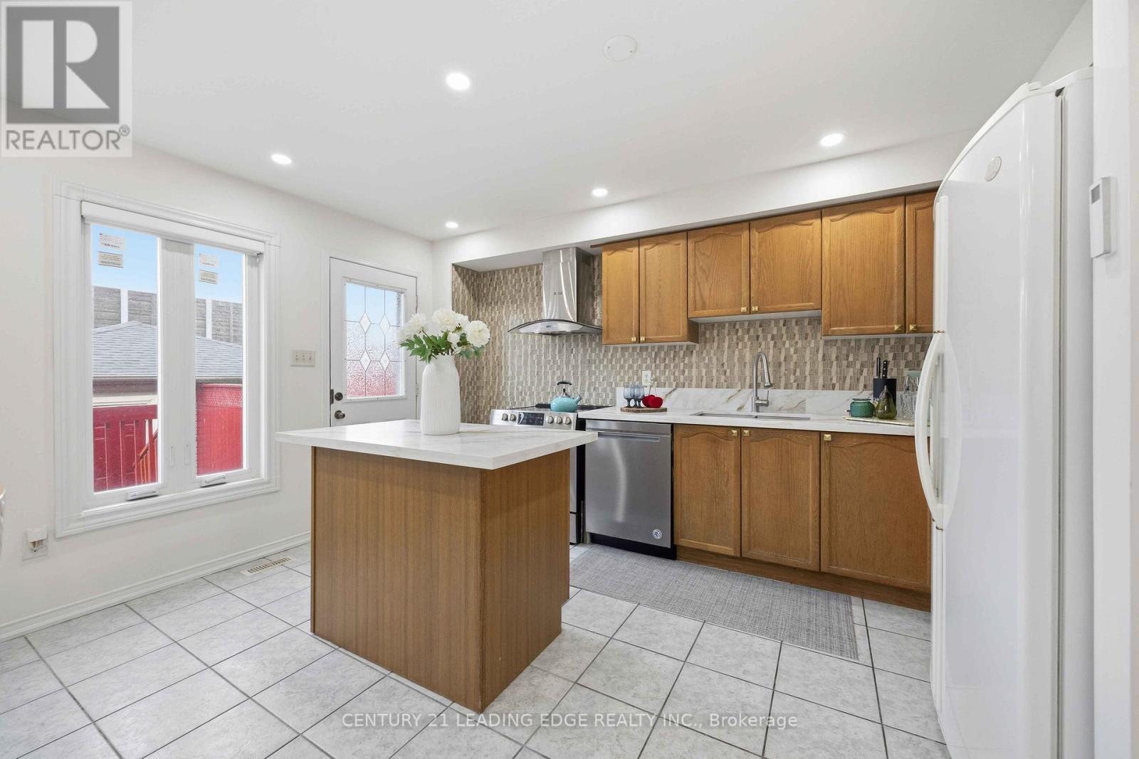 38 Viella Street, Toronto, Ontario  M6N 5C8 - Photo 13 - W12982742