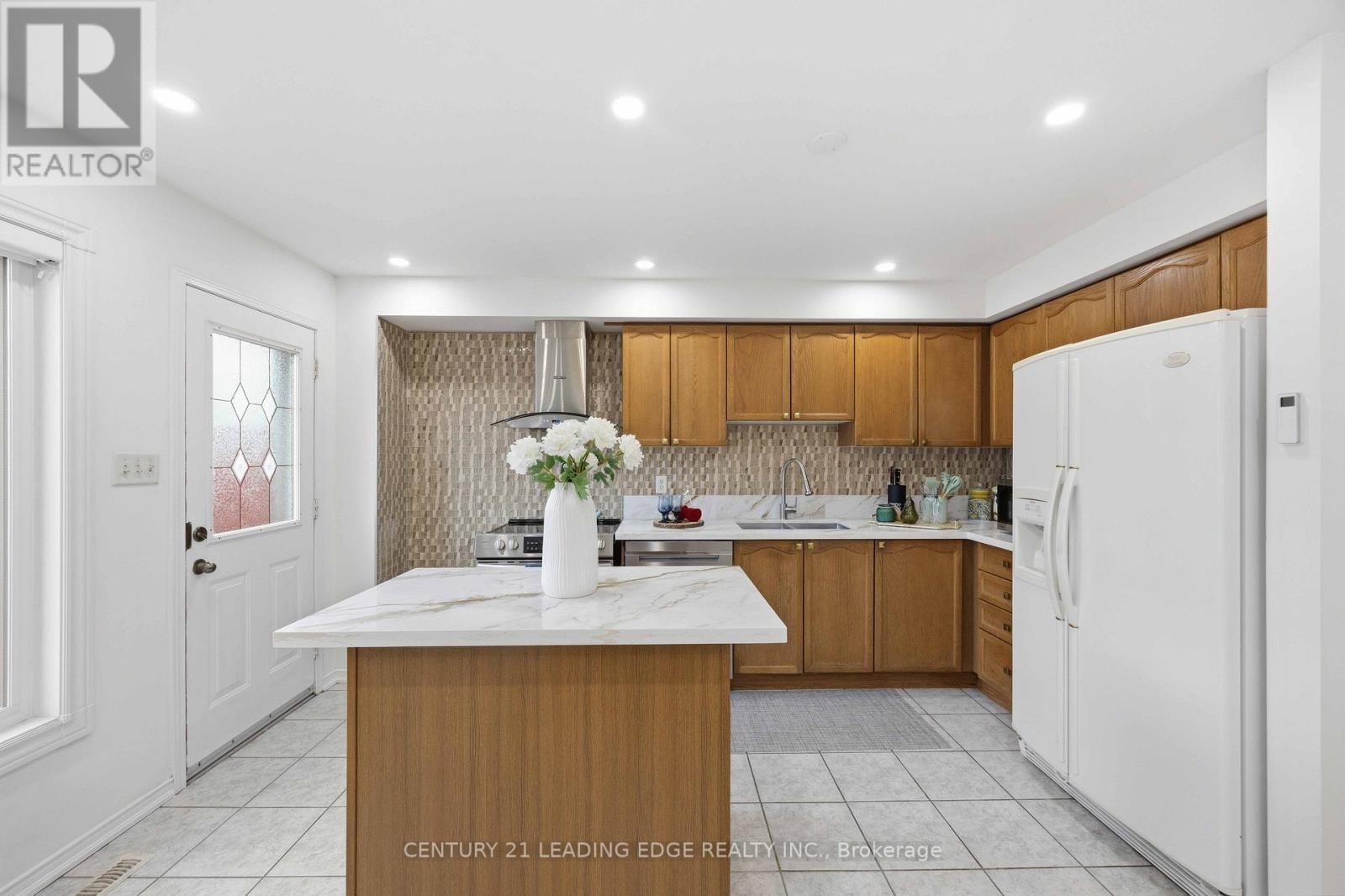 38 Viella Street, Toronto, Ontario  M6N 5C8 - Photo 17 - W12982742