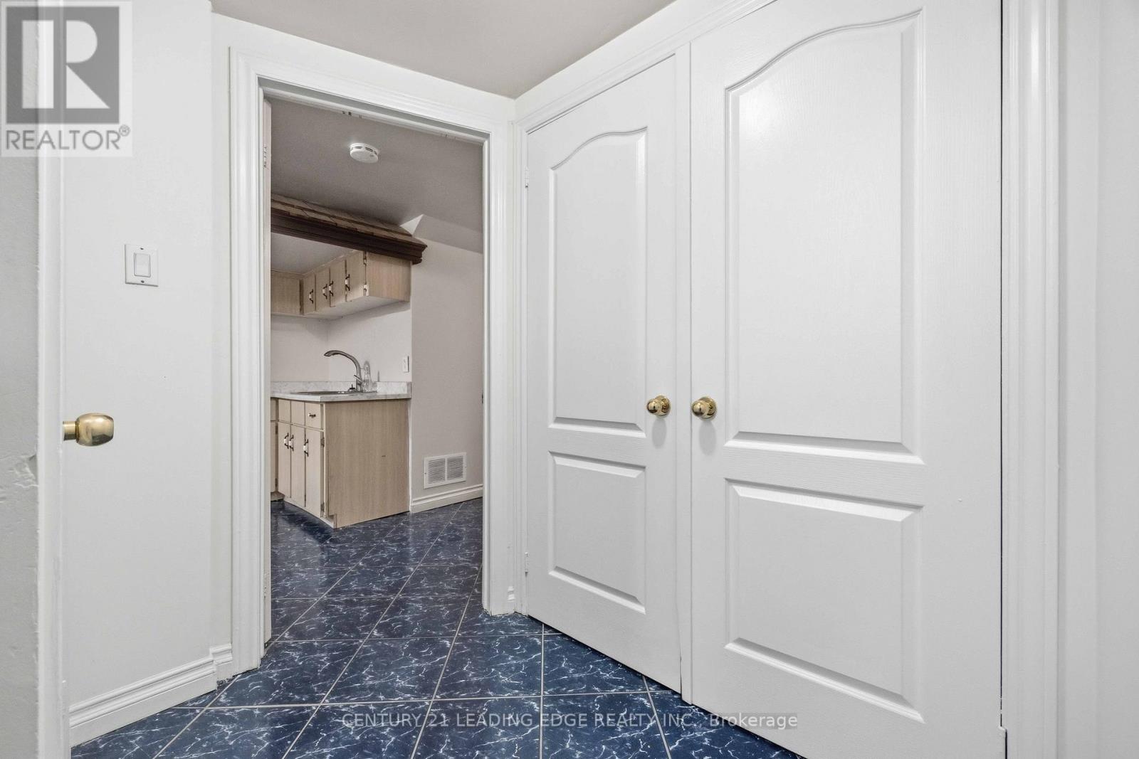 38 Viella Street, Toronto, Ontario  M6N 5C8 - Photo 33 - W12982742