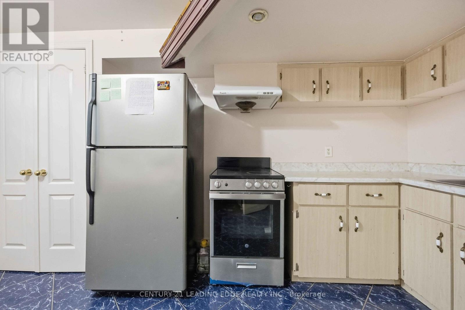 38 Viella Street, Toronto, Ontario  M6N 5C8 - Photo 34 - W12982742