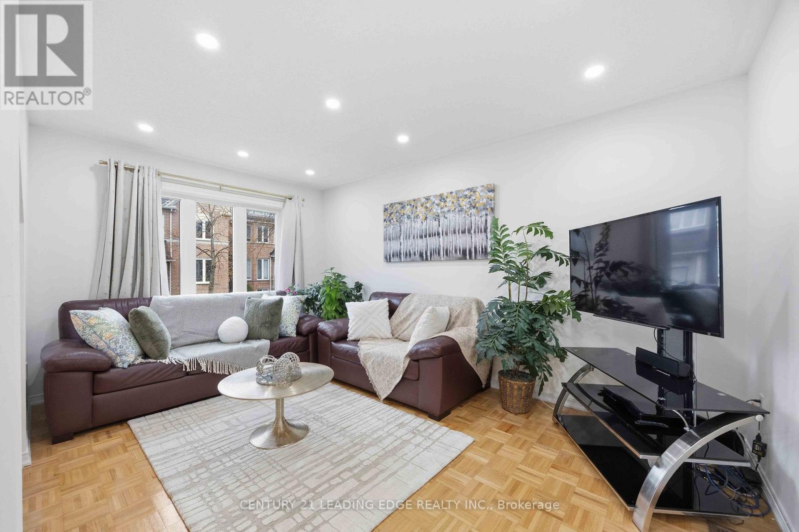 38 Viella Street, Toronto, Ontario  M6N 5C8 - Photo 7 - W12982742