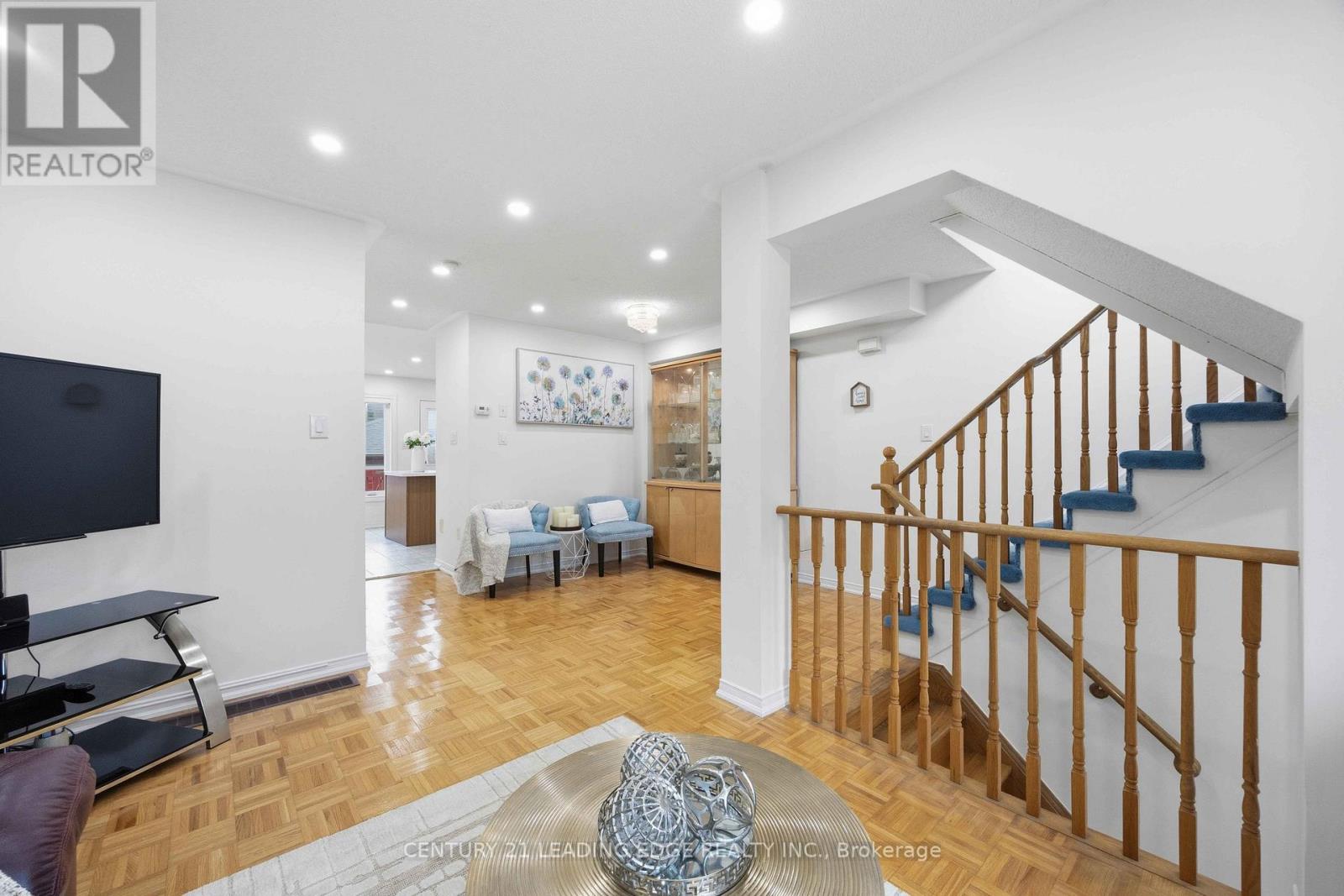 38 Viella Street, Toronto, Ontario  M6N 5C8 - Photo 9 - W12982742